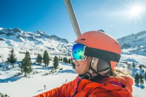 Une femme bien équipée, prête à dévaler les pistes de ski