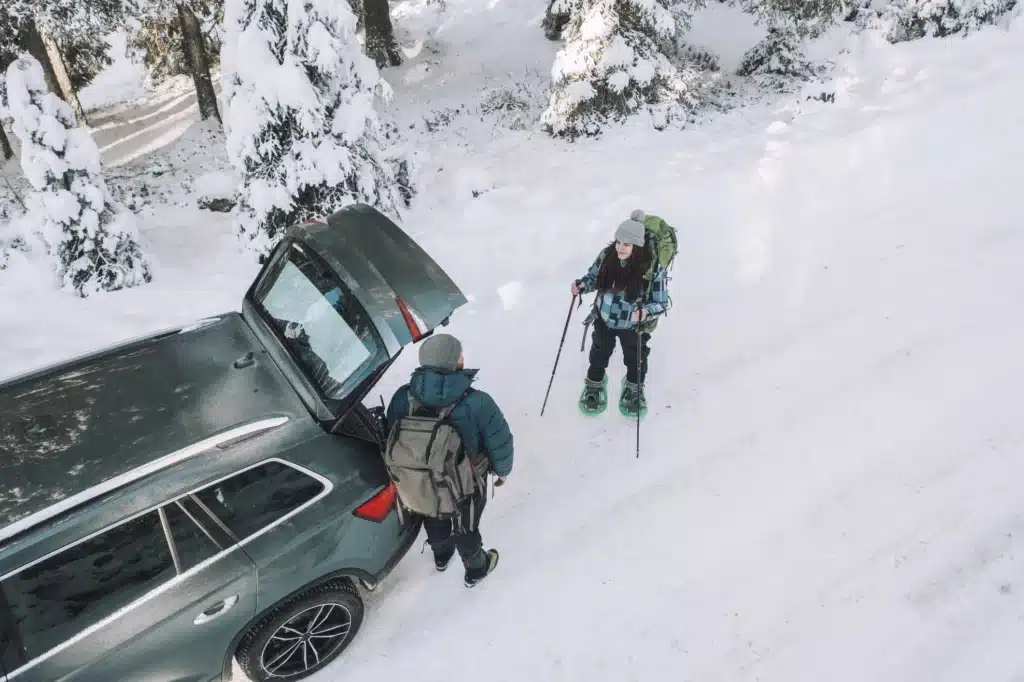 Un VTC dépose deux skieurs à leur destination